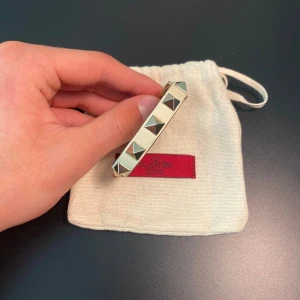 Valentino Armband  - Hej! Säljer nu detta Valentino armband ,  skicket är väldigt bra, tveka inte på att höra av er vid frågor kring armbandet! 