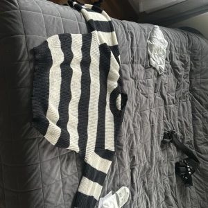 Tröja  - En fin stickad tröja i storlek xs , sitter dock lite lösare typ som en s , knappast använd säljer för att den inte kommer till användning , typ 120 med frakt 