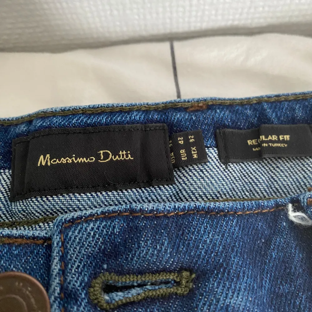 Väldigt snygga jeans från Massimo Dutti. Dessa är i väldigt fint skick och är väldigt sköna. Storlek 32. Hör av vid funderingar . Jeans & Byxor.