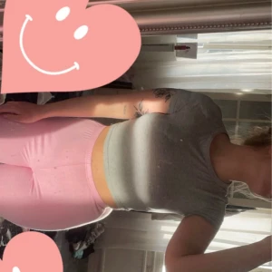 Grå croppad t-shirt - Säljer en enkel och stilren grå croppad t-shirt. Perfekt för vardagen. T-shirten är kortärmad och har en normal passform.