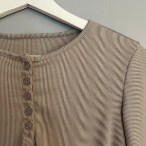 långärmad tröja  - säljer en beige långärmad tröja med knappar från Dazy/Shein, storlek S, nytt skick.