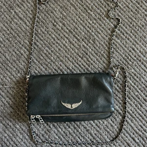 Zadig väska!! - Säljer nu min fina Zadig väska som tyvär inte kommer till användning längre. På bilden syns dem små defekterna vilket är att det silvriga ändrat färg lite på vissa få ställen, annars inga defekter. Långt och kort band, Kvitto, dustbag medföljer 💕🥰