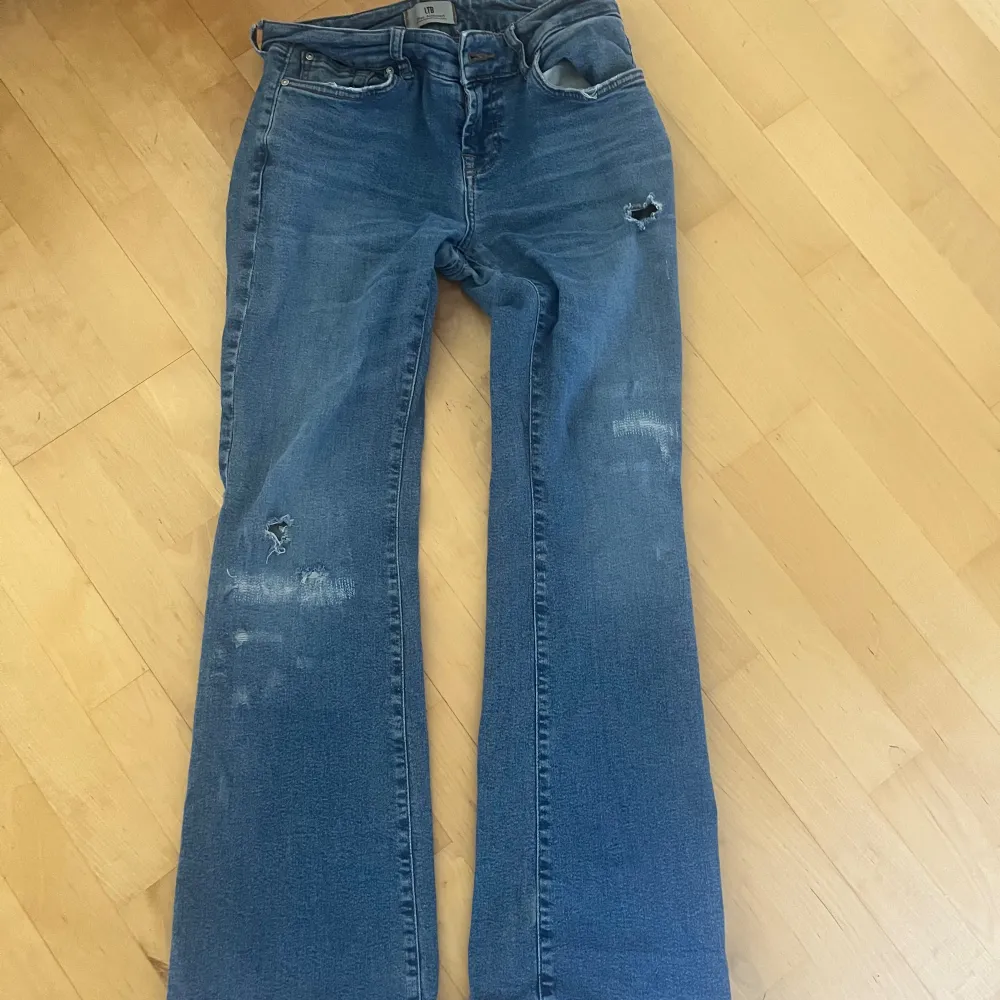 Super snygga jeans från ltb med hål, 75cm innbeneläng och passar dih som är typ 160-165, köpta från Plick men för små💗. Jeans & Byxor.