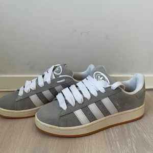 Campus skor - Trendiga campus skor i storlek 43 1/3. Aldrig använt, super bra skick. Säljer för använder aldrig och fel storlek!💕