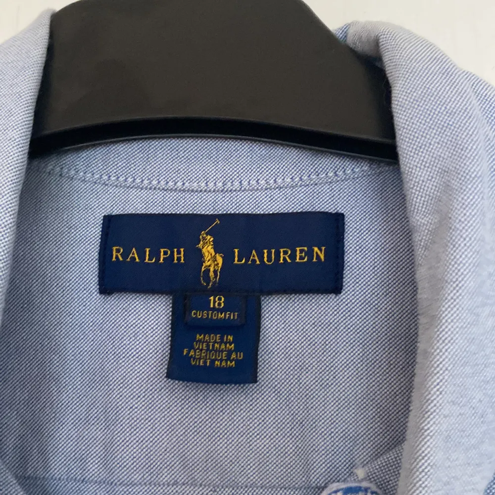 Säljer en ljusblå ralph lauren skjorta i skick 7/10 Priset är ej hugget i sten.. Skjortor.