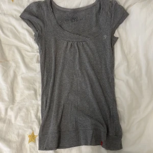 Lång grå t-shirt - Fin lång grå t-shirt som är storlek XS men sitter ganska löst på mig som har storlek xs så den skulle passa S väldigt bra!