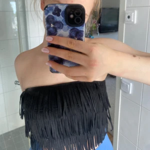 Tub topp med fransar - Super fin tub topp med fransar på från Nelly.com aldrig använt med lappen på. Materialet liknar mocka. 