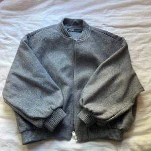 Grå bomberjacka - Aldrig använd och därav i nyskick, jätte fin att ha nu till hösten, skriv om det finns frågor 💗