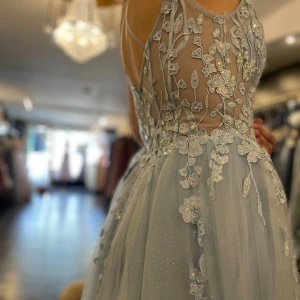 Bröllop/ balklänning  - Strorlek 36, den har även kortats på längden av en skräddare jag är 165 cm lång. Använd vid ett tillfälle, fint skick köpt på dentelle i Örebro som är en bröllopsbutik. Klänning har även en slits