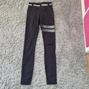 Svarta strongers tights - Jag säljer mina strongers tights för dom kommer inte till användning. Har bara andvänts några gånger fast det är en liten defekt på benet som man kan se på sida två. Ny pris 799