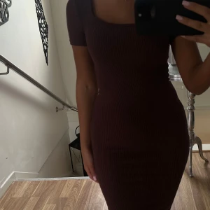 Ribbad klänning - Brun ribbad klänning från prettylittlething 