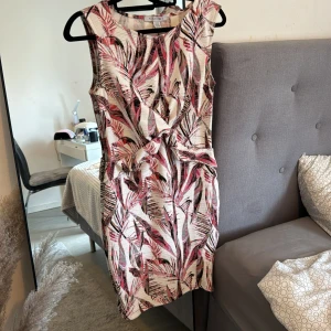 Klänning  - Storlek 38, använd 1 gång 