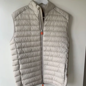 Save the duck väst - Jättesnygg save the duck väst. Använd tre gånger och hör i nyskick. Säljes eftersom den är för kort och hann inte lämna tillbaka den. Kvitto finns, tagsen är av men kan skicka med om det önskas 