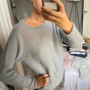 Filippa K mohair tröja - Jättefin Filippa K tröja i mohair! Jättefin duvblå färg, storlek L men blev lite mindre i tvätten så är en S/M