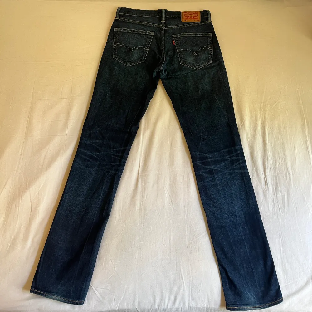 Levi’s jeans 511 i färgen marinblå. Storlek 31/34 och i mycket fint skick. Nypris 1199, köp för endast 349kr.. Jeans & Byxor.