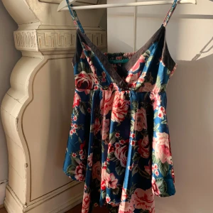 Blommigt linne  - Fint v-ringat linne i blommigt mönster 🌸  Sparsamt använt och fint skick! Storlek stör som XS, men rymlig och passar även S.