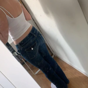 Blå jeans från Gina Tricot - Säljer ett par snygga blå jeans från Gina Tricot i storlek 152. De har en klassisk femficksdesign med kontrastsömmar och en bekväm passform. Perfekta för vardagsbruk och kan matchas med nästan vad som helst. Skicket är bra och de är redo för en ny ägare!