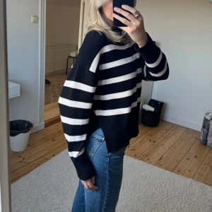 Stickad tröja  - Randig stickad 🖤