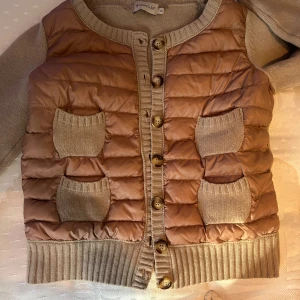 Moncler cardigan  - En super snygg moncler cardigan i väldigt bra skick! har inte kvitto men i den så finns en kod men kan checka! tveka inte över att skriva! pris går att diskutera