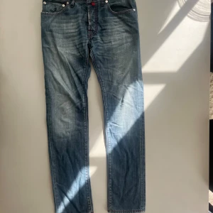 Jacob Cohen Jeans - Jacob Cohen Jeans i storlek 31. Använda men i bra skick. Tveka inte att skriva ifall du undrar något! 