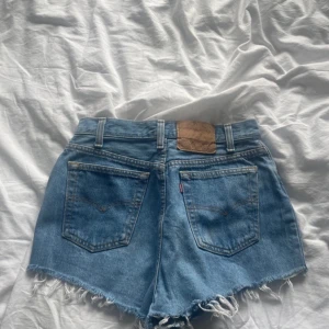 Levis shorts strl XS - Levis shorts strl XS W25/26, midjemåttet runt 75 cm.  De är i använt men fint skick det är bara Levis märket ibak som är lite urtvättat.