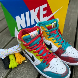 Nike SB Dunk All Love No Hate 41 - Nike SB dunk high pro QS. All Love No Hate. I använd skick med lådan och 4st extra skosnören. Storlek 8, EU41