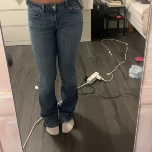 Zara jeans - Säljer dessa snygga Bootcut jeansen från zara💗 säljer även ett par i en mörkare färg💗💗 dem är lite slitna där nere så fråga om bild om ni vill se hur de ser ut💗