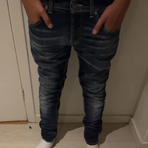 Feta dondup jeans! - Ett par mörkblå dondup jeans i storlek W32 men passar dig som är 180 och sitter som W29, modellen är 175 och väger 60kg, jeansen är skinny fit och i ett mycket bra skick! Priset är inte hugget i sten, Hör av er vid minsta fundering!🥂