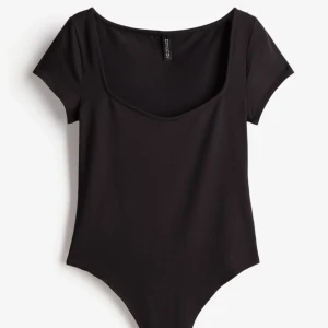 Basic snygg body 💞 - Den kommer tyvärr inte till användning så väljer att sälja 💓 Bodyn är i super skönt material och ganska stretchig. Nypris 99.