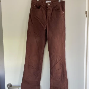 Bruna jeans - Från stradivarius st 34, skriv för fler bilder, pris kan diskuteras 