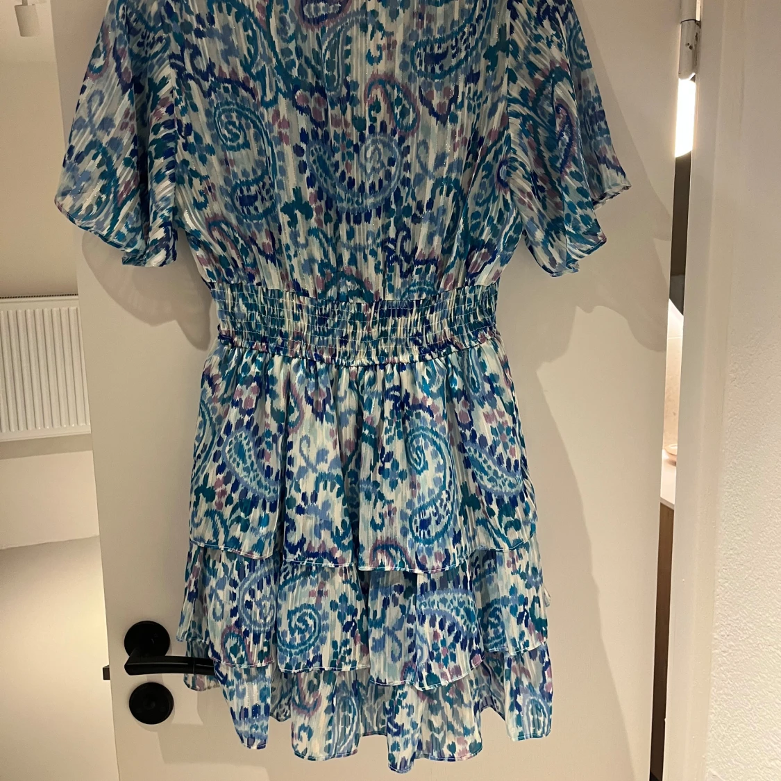 Mönstrad blå klänning - 90