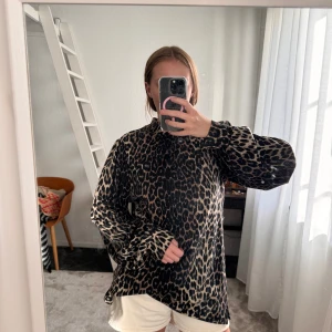 Alix the lable sweatshirt/tröja - Leopard tröja från Alix the lable. Tröjan är så mjuk och aningen längre vilket gör att den passar perfekt till jeans. Även lite högre i kragen och ballong ärmar! Storlek M! 