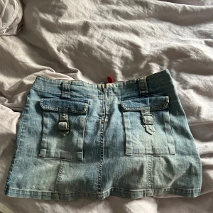 Jeans kjol  - Vintage low waist jeanskjol med cool y2k stil! Inga defekter. Storlek M💕