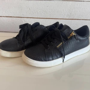 Snygga skol - Använda en gång  Står 40 men är små i storleken så 39 passar 