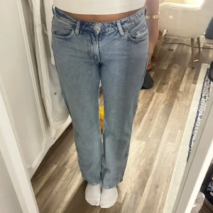 Weekday jeans  - Ett par jeans från weekday i modellen Arrow, säljer pga blivit för korta för mig 