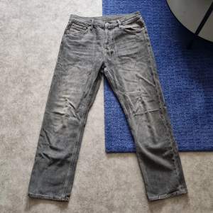 Schyssta baggy jeans för dig som gillar lite baggy kläder. Säljer då jag aldrig riktigt använt dom och vill bli av med dom. Storlek 30/30. Köparen står för frakten.