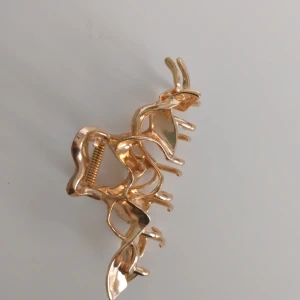 Guldig hårklämma. - Fin hårklämma i guld.