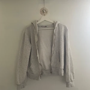 Grå fleece - Bra skick, inga skador, använd få gånger 