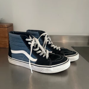 Vans skor  - Fina vans skor i två blåa nyanser! Skriv vid frågor! Sulan är sliten skriv för bilder