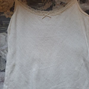 Söt brandy melville linne🩷🪷 - Fint vitt linne från brandy melville som inte kommer till användning! Bra skick, kontakta mig för frågor!💞