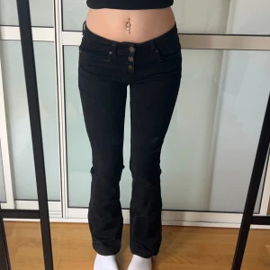 Lågmidjade bootcut jeans  - Så snygga jeans som sitter som en smäck. Storlek S enligt lapp men passar mig som oftast bär xs. Innerbenslängd:75 midjemått:34 stretch till 38. Köp sker via köp nu, jag postar inom 24h