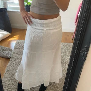 Långkjol - Lång volangkjol från Gina Young i storlek 146/152 passar xs, aldrig använd