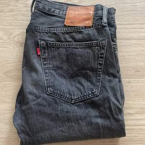 Säljer ett par klassiska svarta Levis 501 jeans. De är i bra skick och har den ikoniska raka passformen. Perfekta för både vardag och fest!