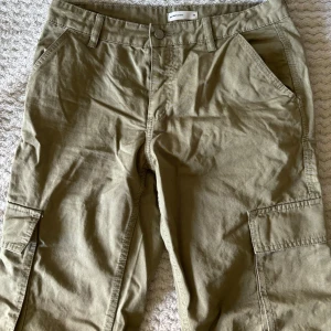 Cargobyxor - Kommer inte till användning längre. Är vida hela vägen ner till foten. 