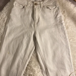 Vita jeans  - De kan både vara low waist och vanliga ! Väldigt fina då ja behövde sälja för de inte passar mig