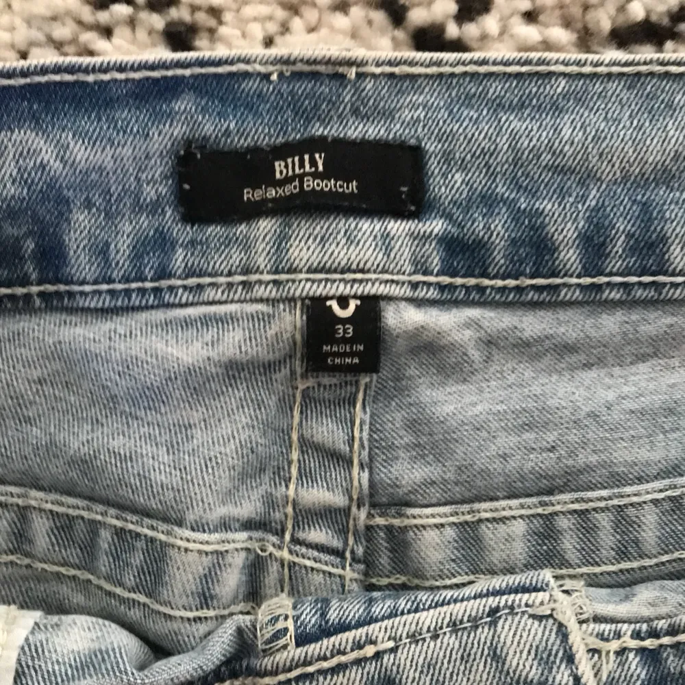 Billy relaxed bootcut true religions. Säljer då dom har blivit för stora. Köpte för en månad sedan på Raglady, knappt använda. Köpta för 1650kr. Jeans & Byxor.