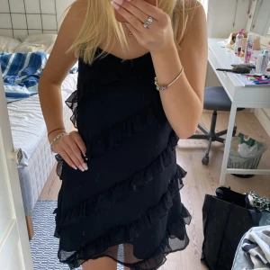 Klänning  - Volang klänning från gina tricot💕 Är storlek 146/152 men ja skulle säja den passar xs/s💗