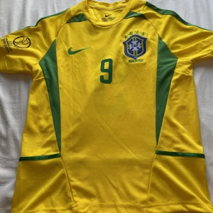 Ronaldo Brazil nr9 - Brasiliens hemma tröja för vm 2002 med Ronaldo på ryggen Helt ny och aldrig använd med prime r9 på ryggen