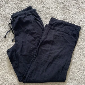 Svarta linnebyxor  - Säljer dessa svarta linnebyxor med fickor från Gina Young.