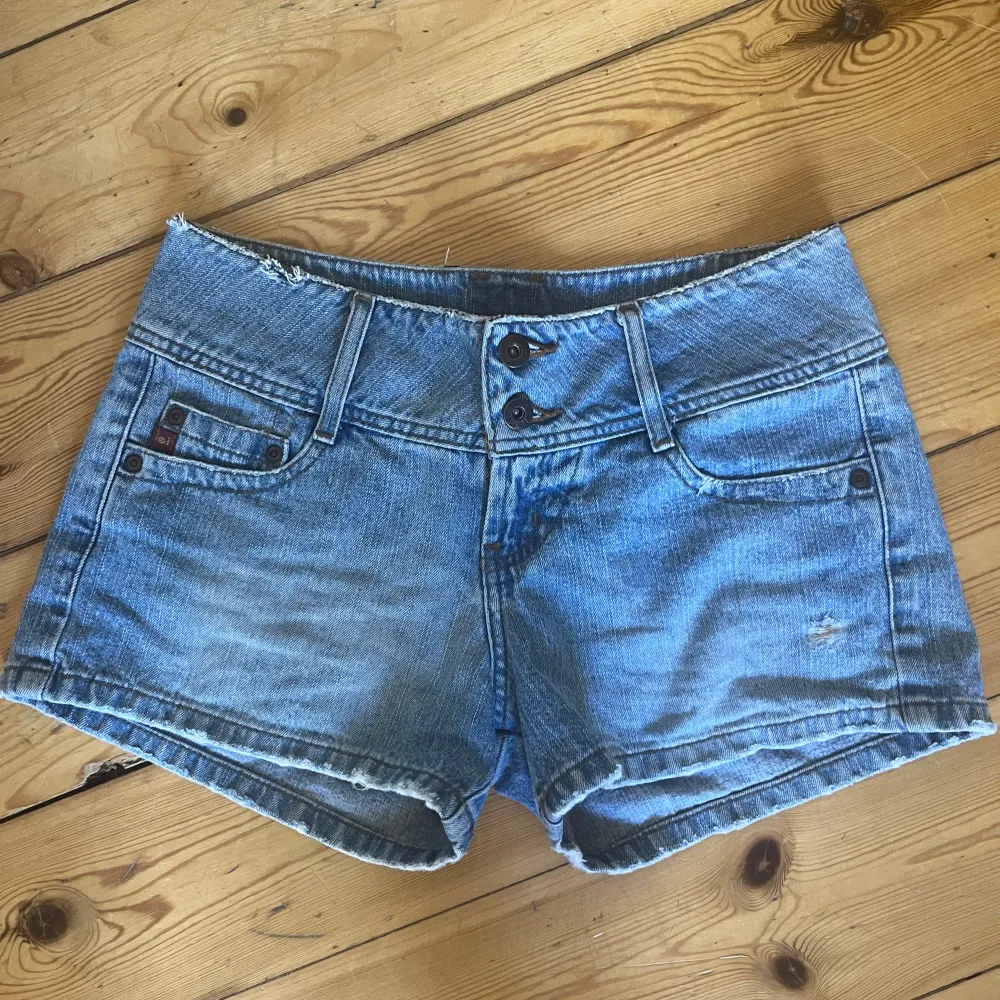 Säljer dessa super snygga lågmidjade jeans shorts från Lei💘är tyvär lite för stora för mig:( står storlek 5 på dem men skulle säga att dem är som s/m💗. Shorts.